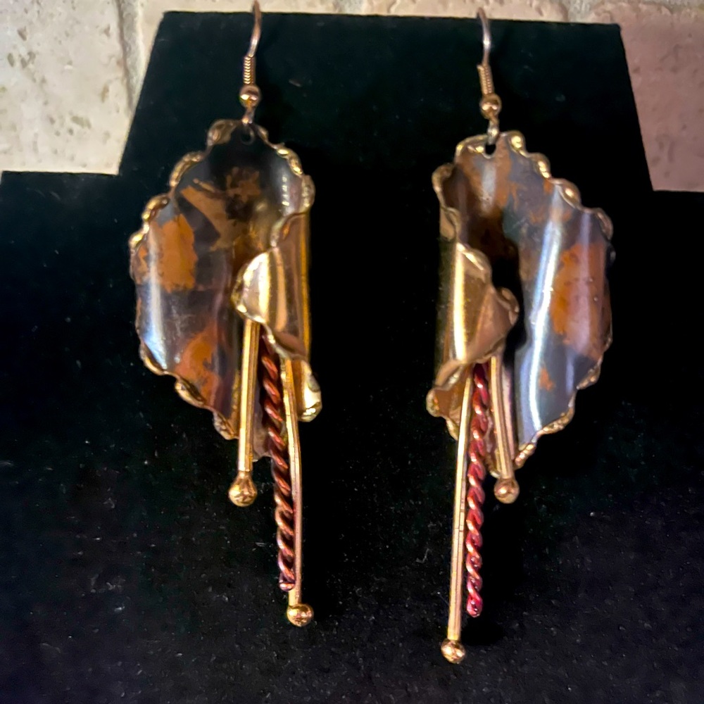 Shimmering metal Hanging Earrings